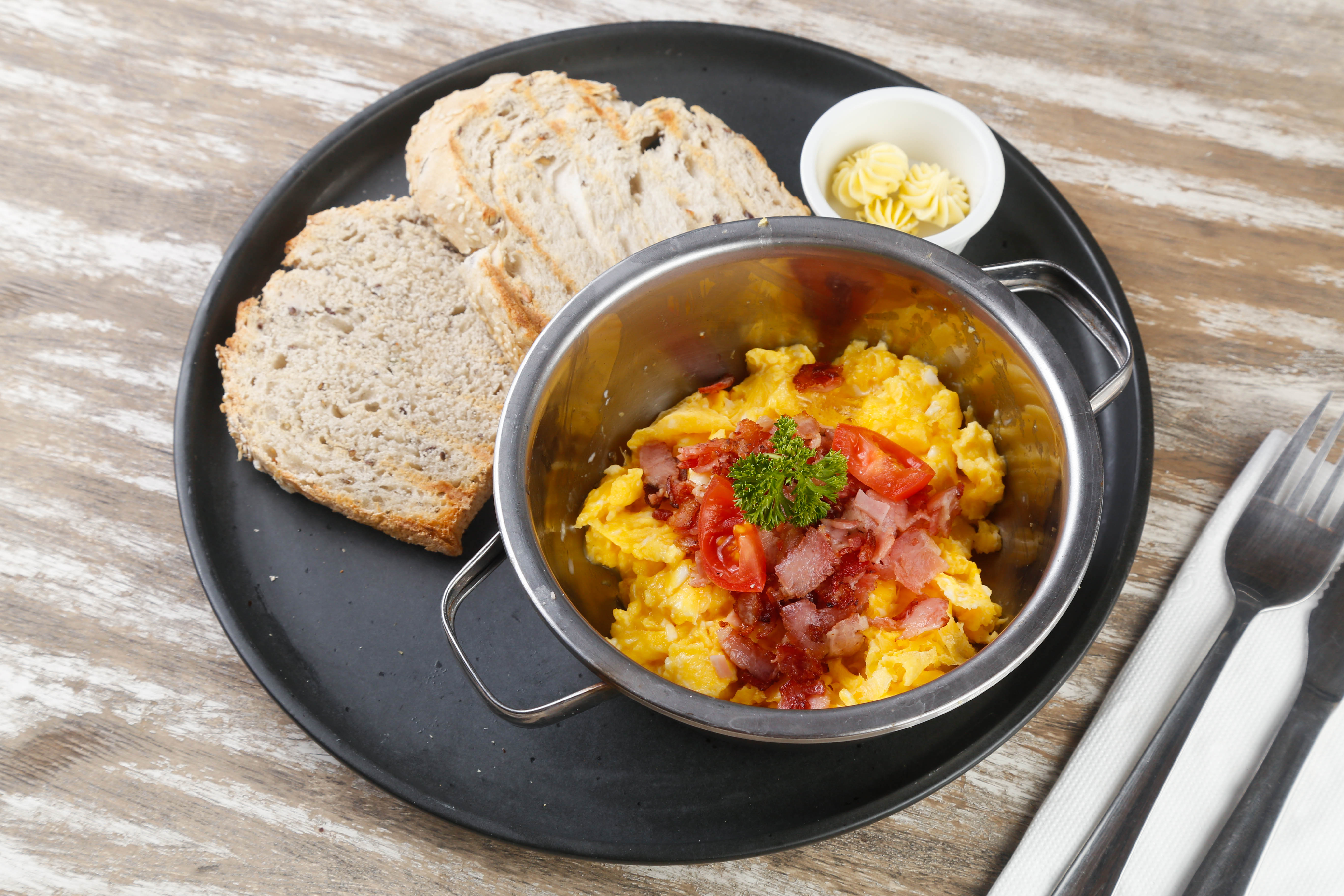 Mesa con desayuno y pastelería